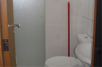 Entrada do banheiro mobiliado.