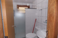 Entrada do banheiro da kitnet não mobiliada.