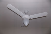 ventilador no quarto da kitnet.